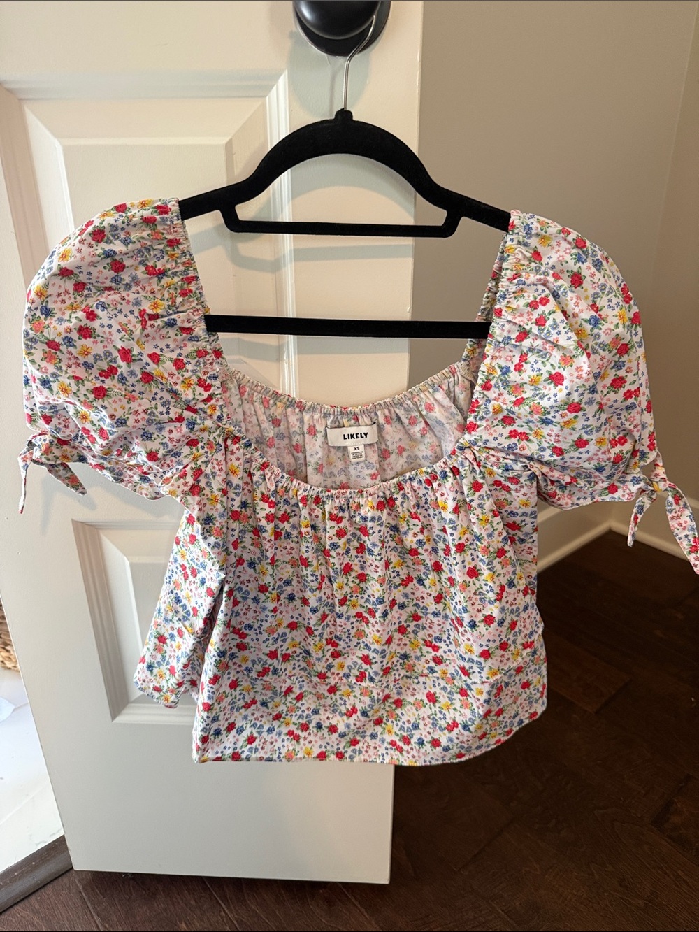 Likely White Floral Puff-Sleeve Crop Top with Multicolor Ditsy Print